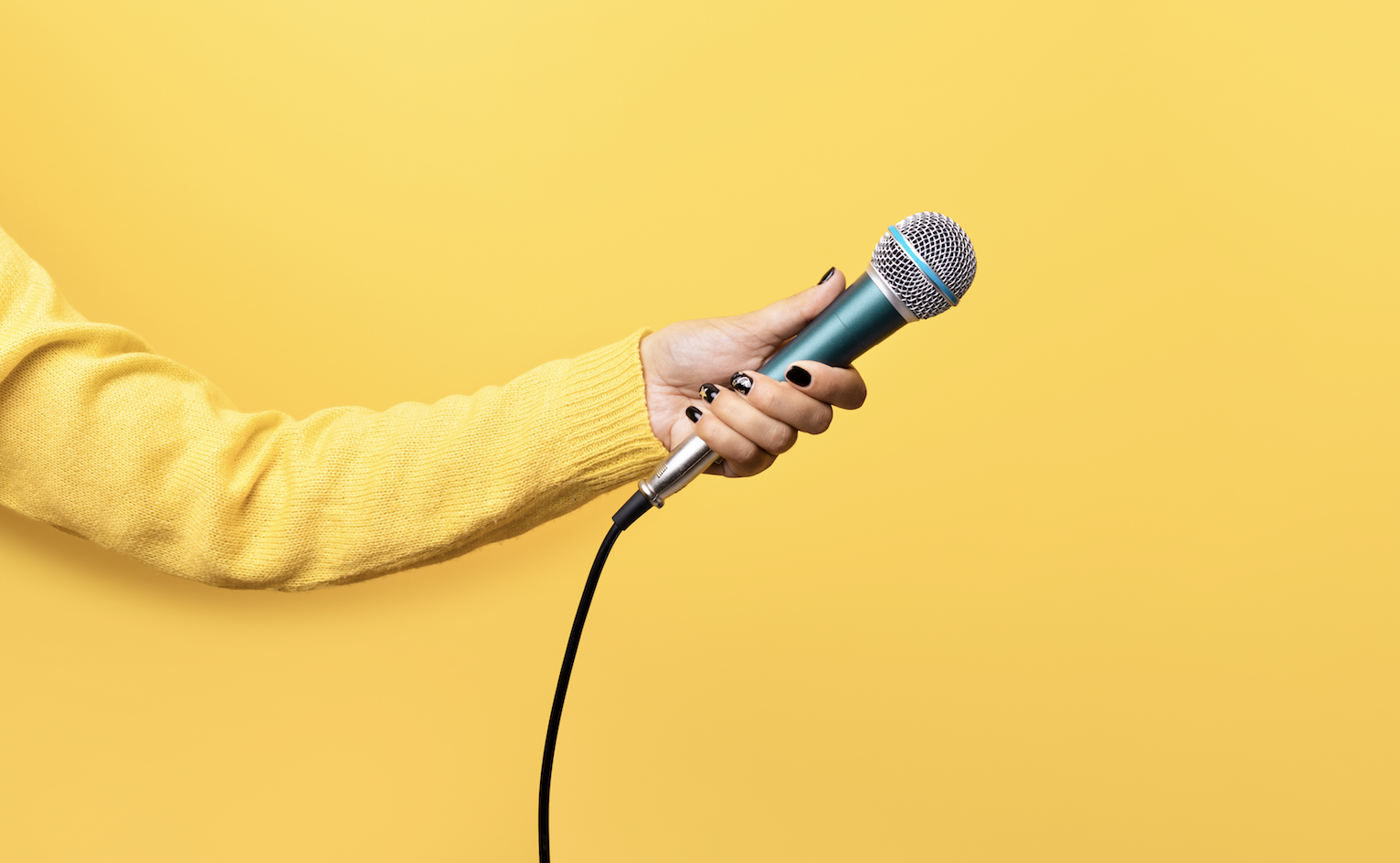 Вокальные вопросы. Микрофон. Микрофон на желтом фоне. Рука с микрофоном. Микрофон на сцене.