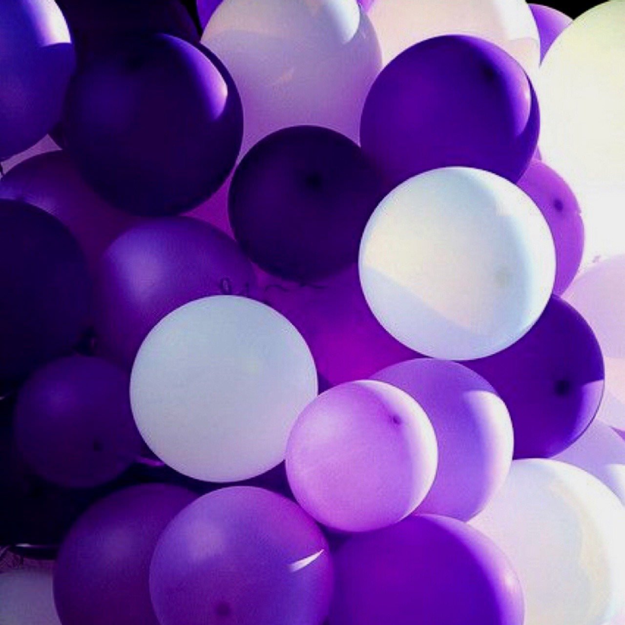 Шар фиолетового цвета. Фиолетовые шары. Фиолетовый шарик. Красивые шары. Бело фиолетовый.