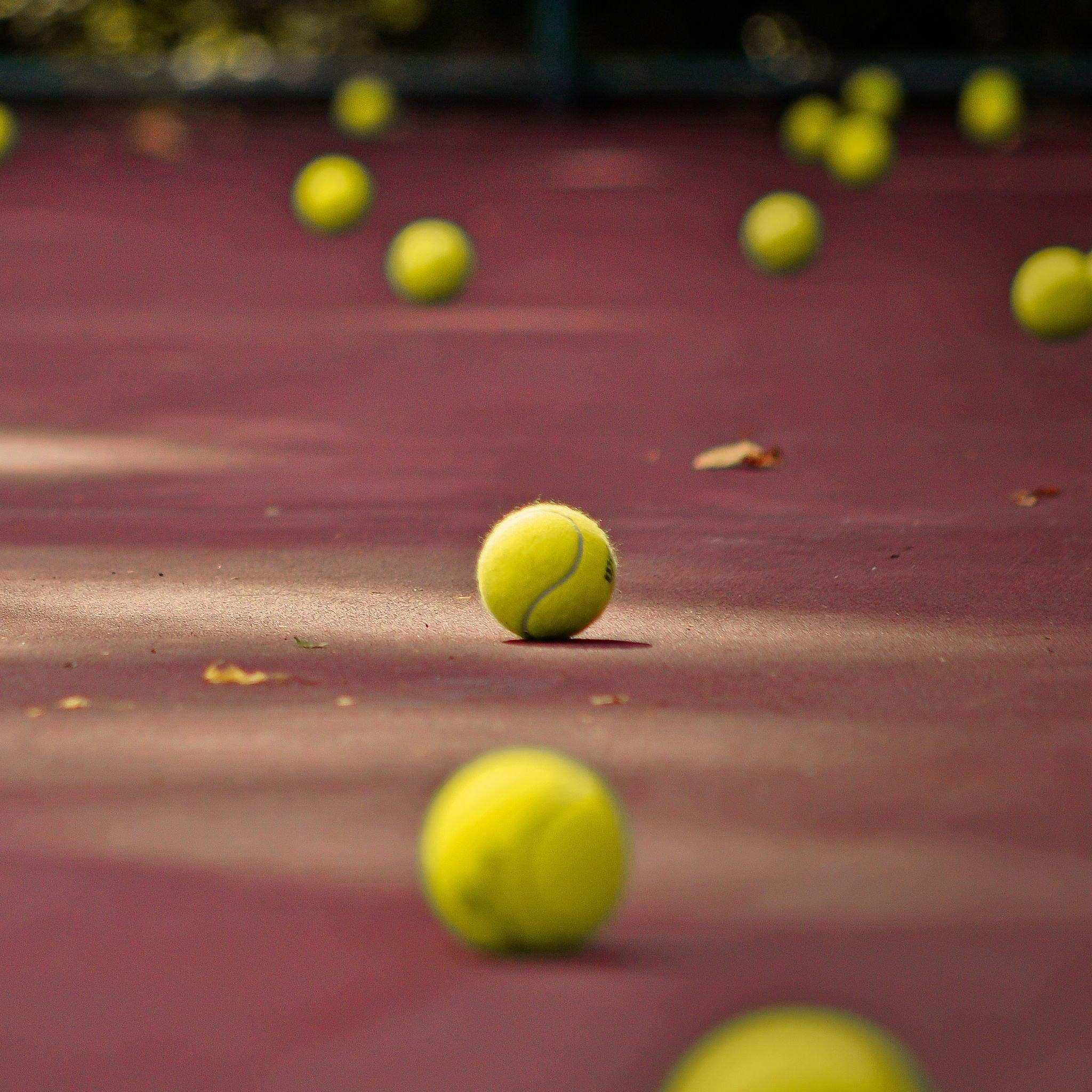 Игры с теннисными шариками. Теннисный мяч. Теннисный корт. Теннисный мяч красивый. Теннисный мяч на корте.