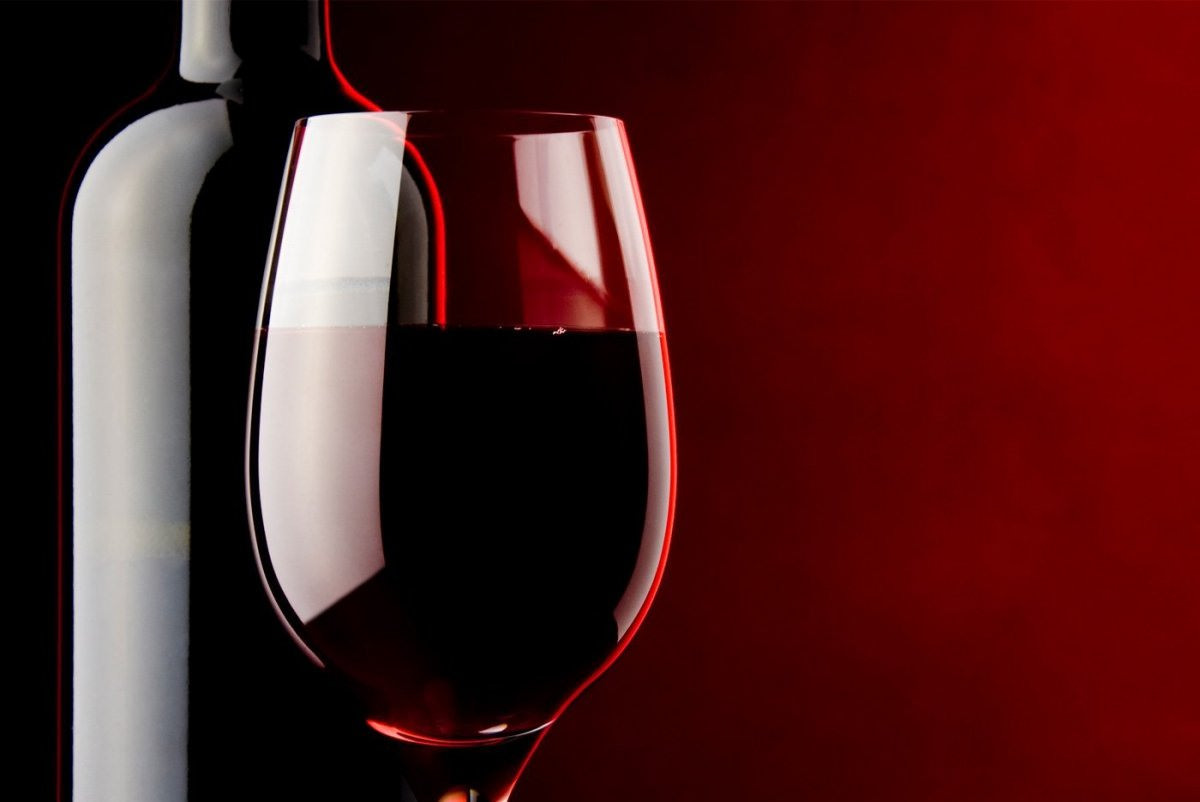 Красное вино. Бокал с вином. Бокал красного вина. Бокал красного вина на черном фоне. Фон бокал вина