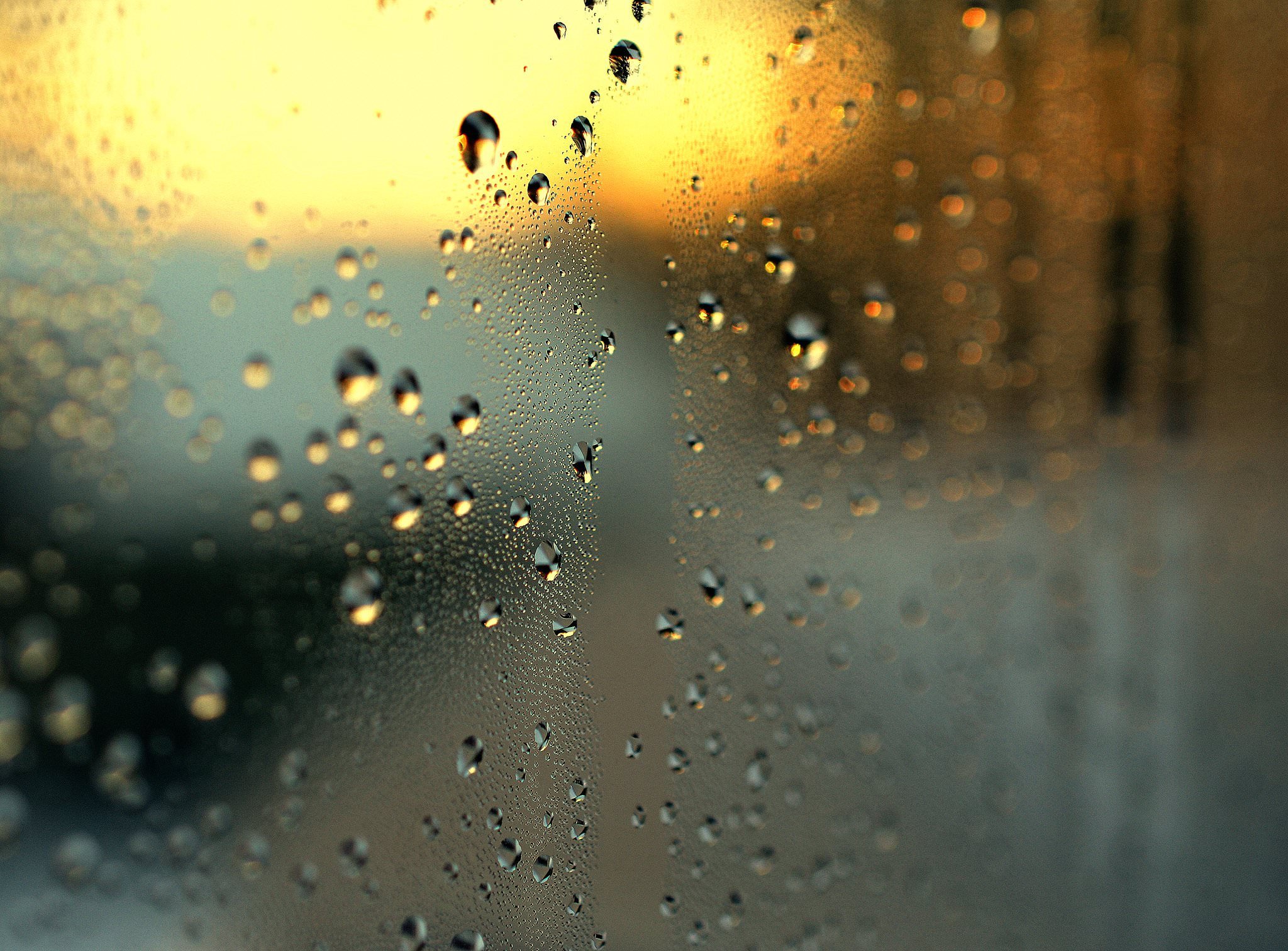 Следы дождя на мокрых. Капли на стекле. Запотевшее стекло. Капли дождя на стекле. Мокрое стекло.