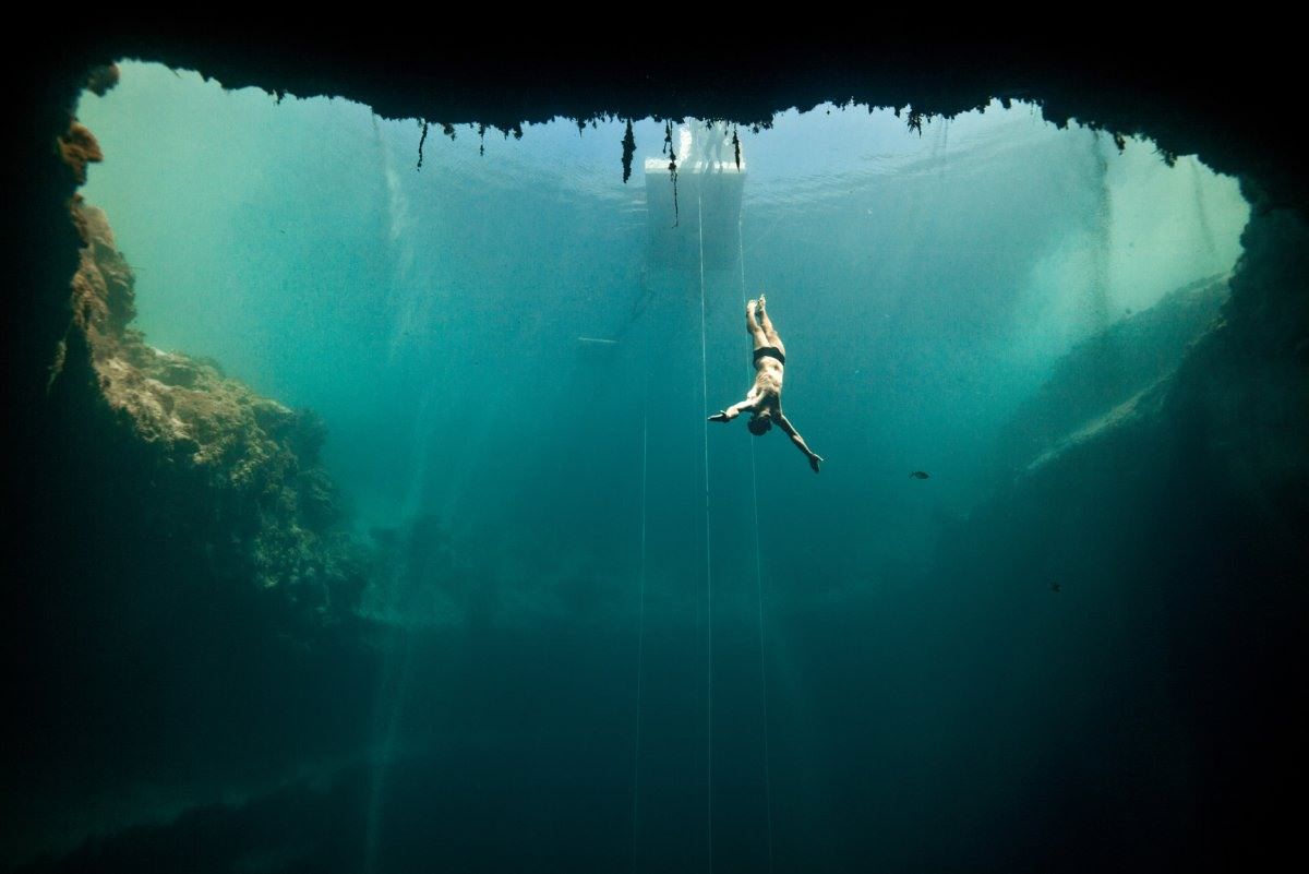 Вода на глубине 70 метров. Под водой. Нырять в глубину. Боязнь глубины. Бездна.