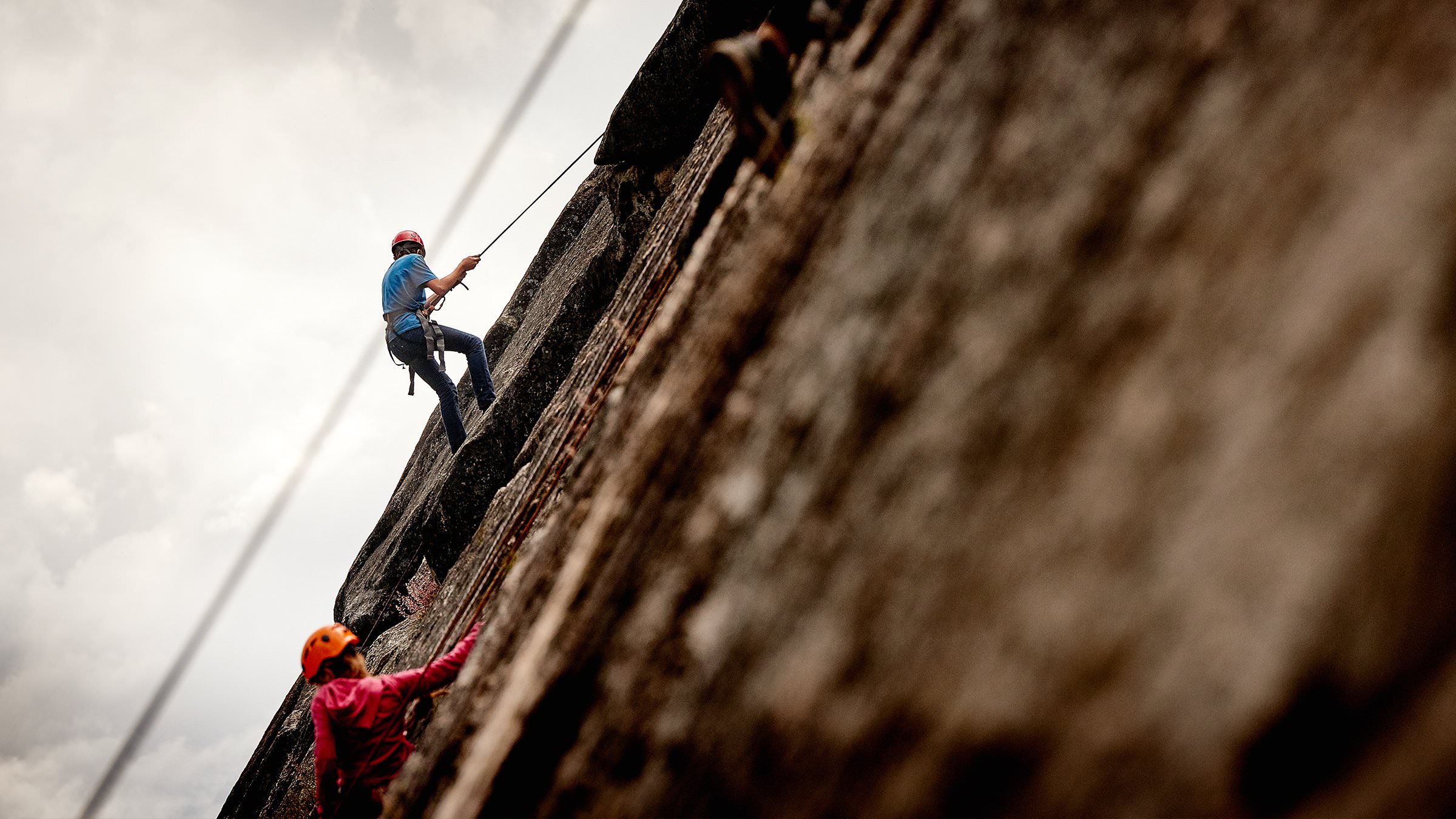 Climb under. Альпинизм. Альпинист на горе. Взбираться на гору. Скалолазание.