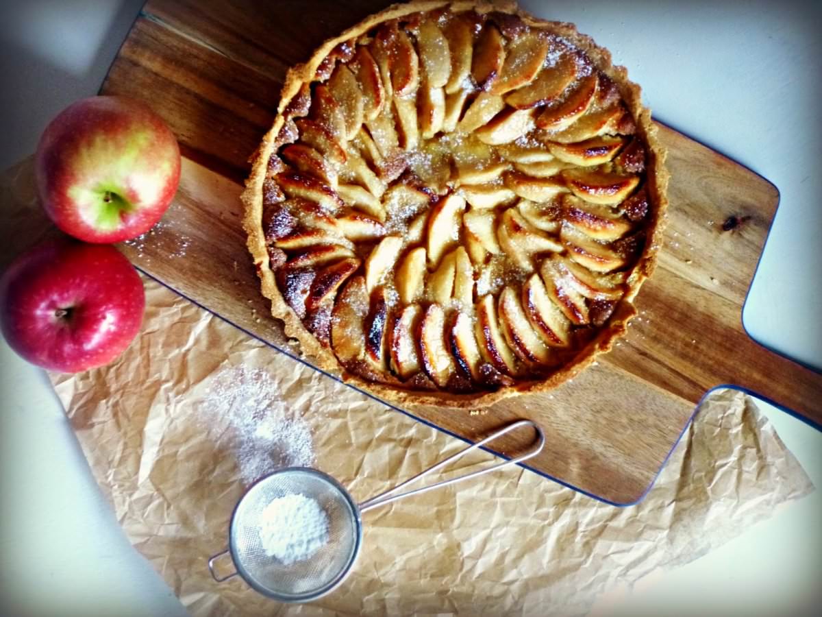 Pie 100. Нормандский яблочный тарт. Шарлотка tarte. Тарт с яблоками. Яблочный тарт с Пеканом.