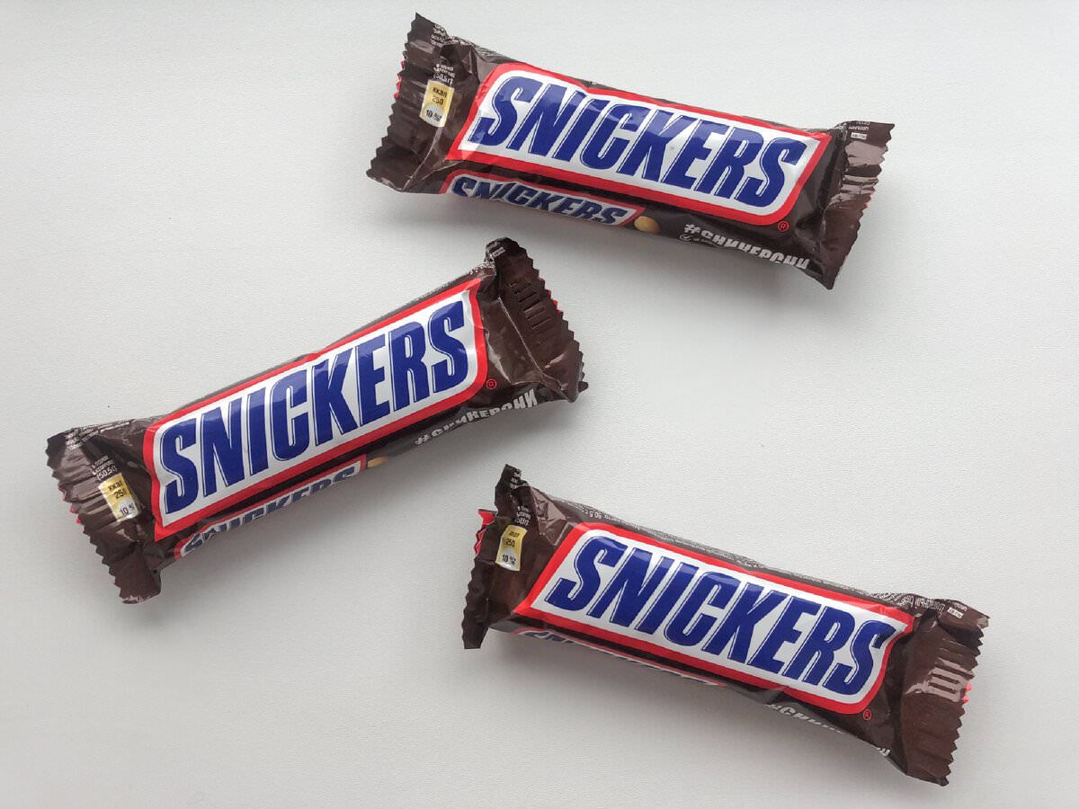 Шоколадка сникерс с именами. Сникерс. Конфеты Сникерс. Сникерс маленький. Вкусы Сникерса.